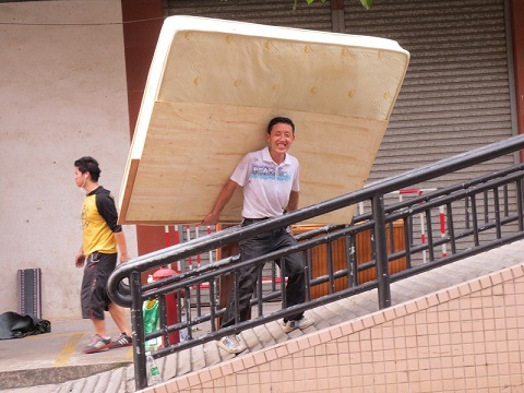 北京搬家工人怕心苦，不怕吃苦受累